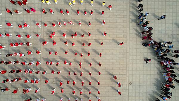 梦见他人的脸什么意思，梦见有人给我脸子看是啥意思（60岁老人对家人说想死被认为在“作”）