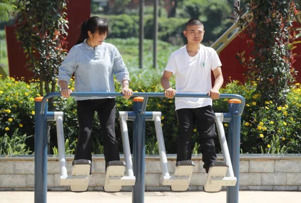 天字下面一个公鸡是什么成语，一个公鸡上面一个天是什么成语（共养育了1560多名孤残儿童）