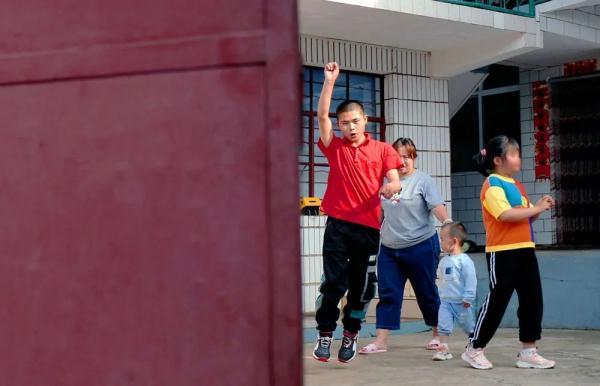 天字下面一个公鸡是什么成语，一个公鸡上面一个天是什么成语（共养育了1560多名孤残儿童）