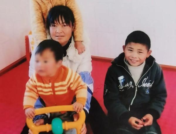 天字下面一个公鸡是什么成语，一个公鸡上面一个天是什么成语（共养育了1560多名孤残儿童）