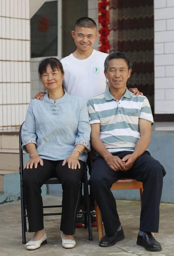 天字下面一个公鸡是什么成语，一个公鸡上面一个天是什么成语（共养育了1560多名孤残儿童）