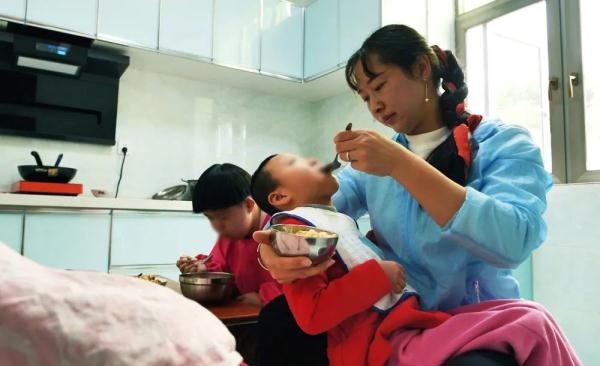 天字下面一个公鸡是什么成语，一个公鸡上面一个天是什么成语（共养育了1560多名孤残儿童）