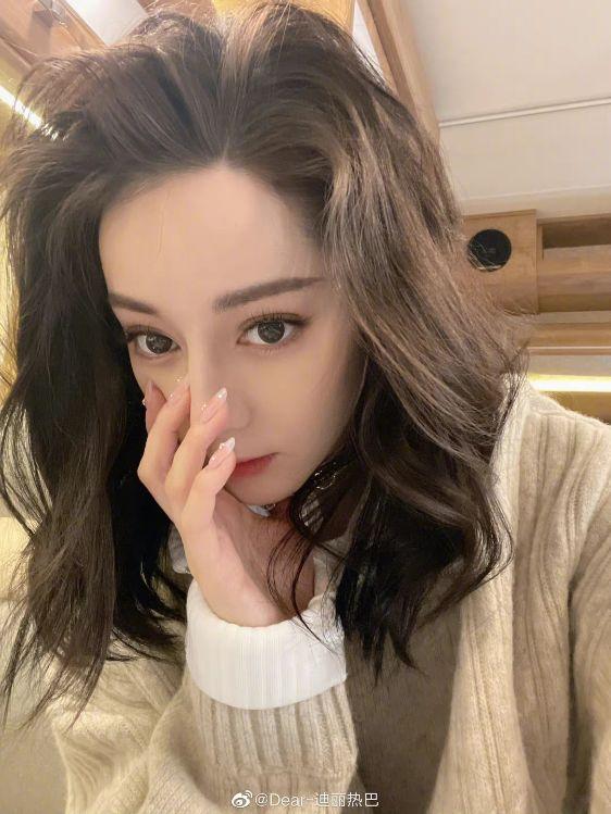 迪丽热巴的图片，迪丽热巴背景图（无惧“死亡”角度有颜任性）