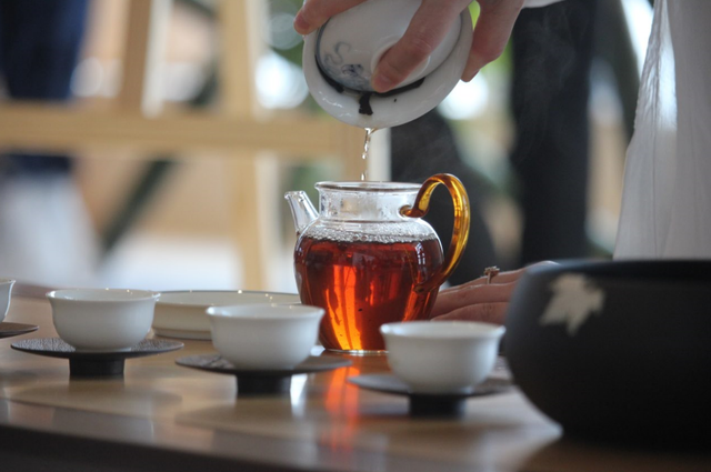 吃早茶发朋友圈文字，吃早茶发朋友圈简单文字（与对味的人对饮）