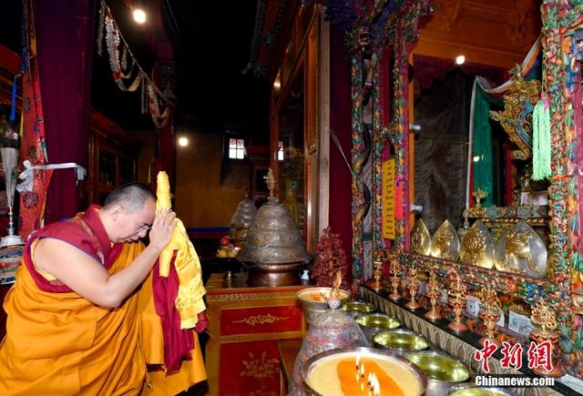 宗喀巴大师是什么佛,宗喀巴大师的佛像(班禅在藏传佛教格鲁派祖寺朝拜