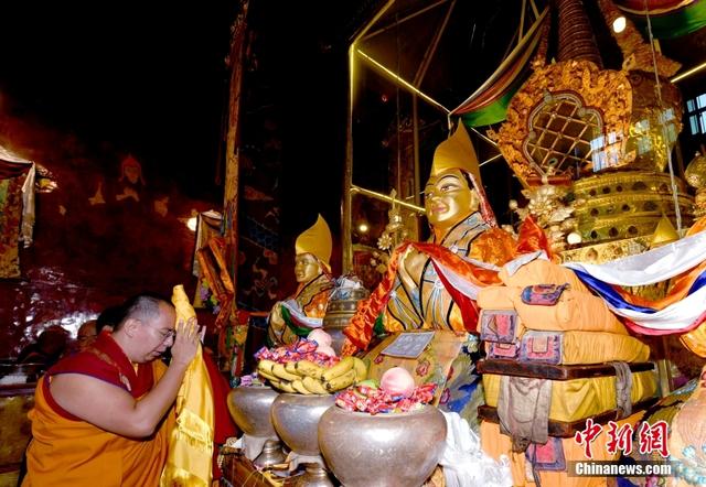宗喀巴大师是什么佛,宗喀巴大师的佛像(班禅在藏传佛教格鲁派祖寺朝拜