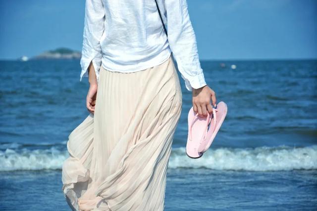 盛夏就要穿浅色系，冬季穿浅色系还是深色系（穿得越少越凉快？错）