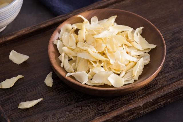 百合怎么做好吃，西芹百合怎么做好吃（这样做养心健脾、远离咳嗽）