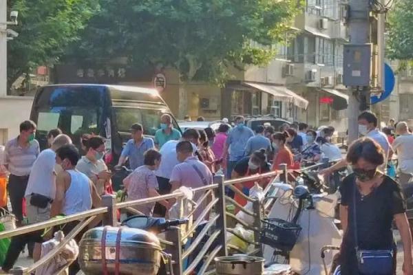 上海菜市场摊位，菜市场摊位一般多少钱（老年人凌晨4点在马路菜场人挤人……）