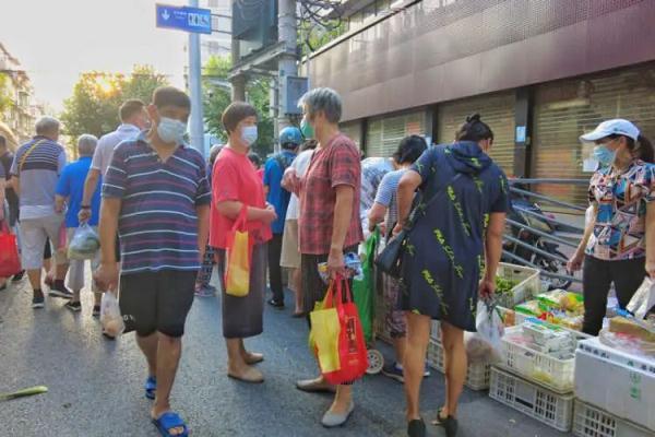 上海菜市场摊位，菜市场摊位一般多少钱（老年人凌晨4点在马路菜场人挤人……）