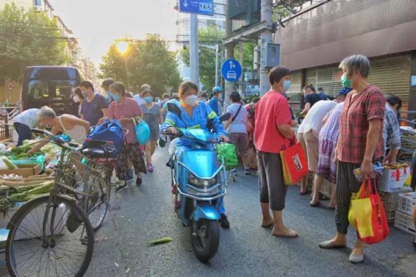 上海菜市场摊位，菜市场摊位一般多少钱（老年人凌晨4点在马路菜场人挤人……）