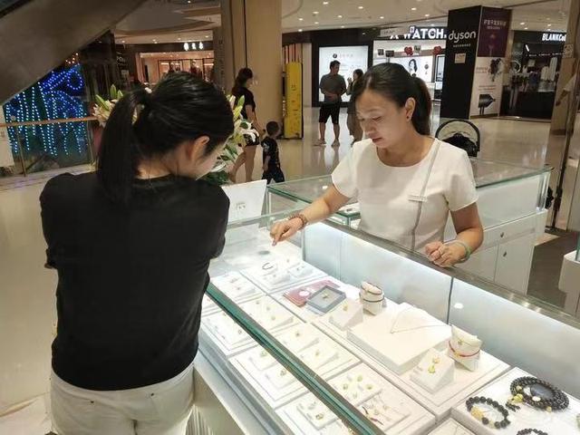 金价最高的时候是多少钱一克，2022金价最高的时候是多少钱一克（国际金价创下近十个月新低）