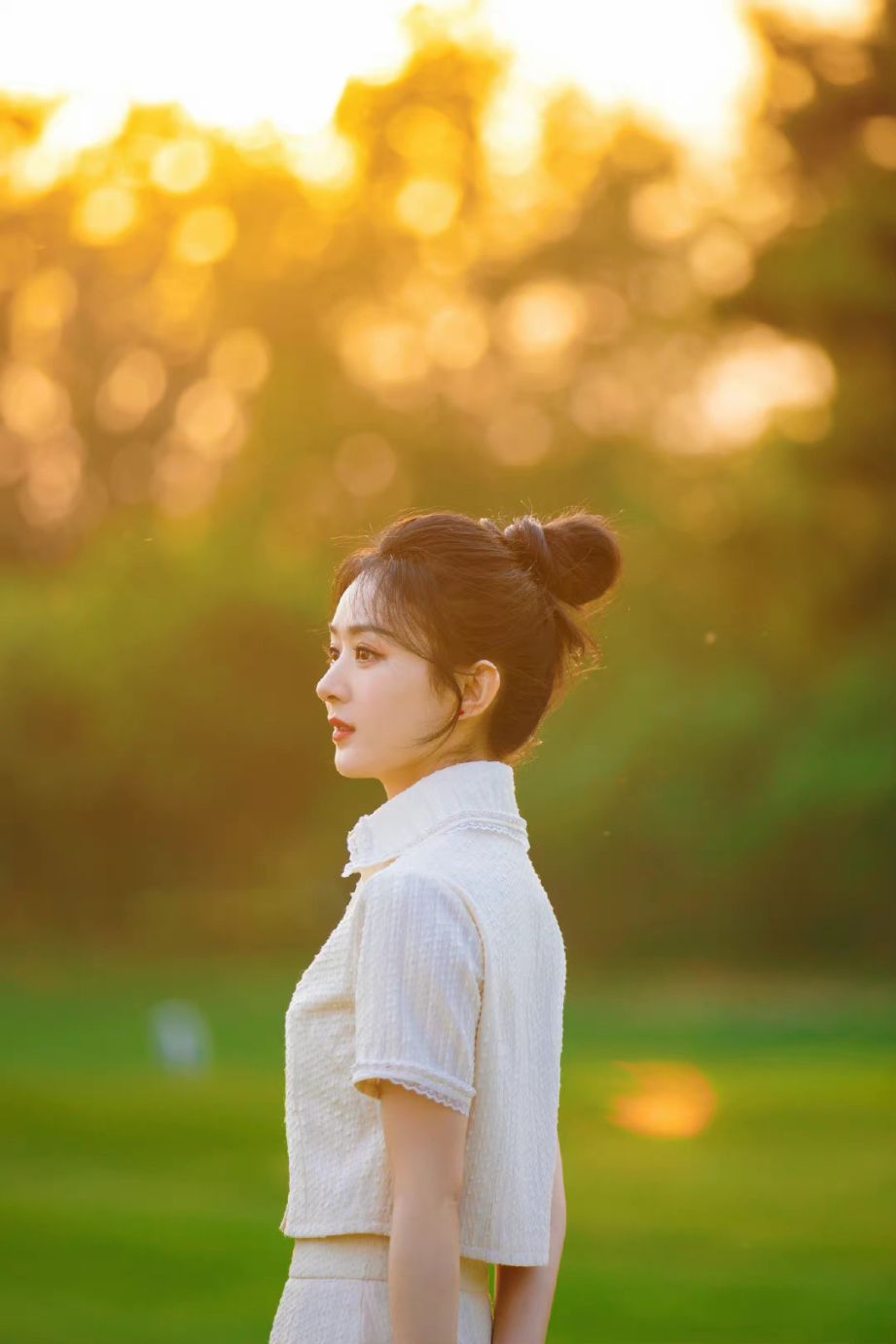 赵丽颖午后露营随拍,甜美可爱笑靥如花,肥皂泡下少女美如画