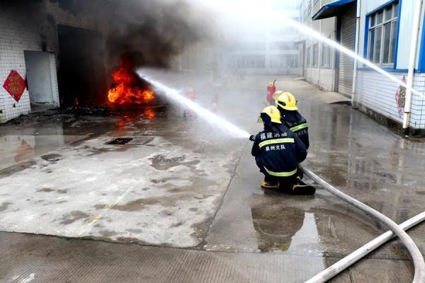 做梦梦到着火又被扑灭是什么意思，做梦梦见着火了又被扑灭了是什么意思（高速路上惊险一幕……）