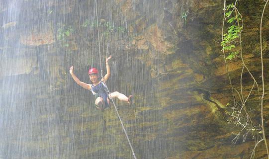 适合夏天玩的户外活动，适合夏天玩的户外活动幼儿园玩水的（水上桨板、户外溯溪…玩水玩出新花样）
