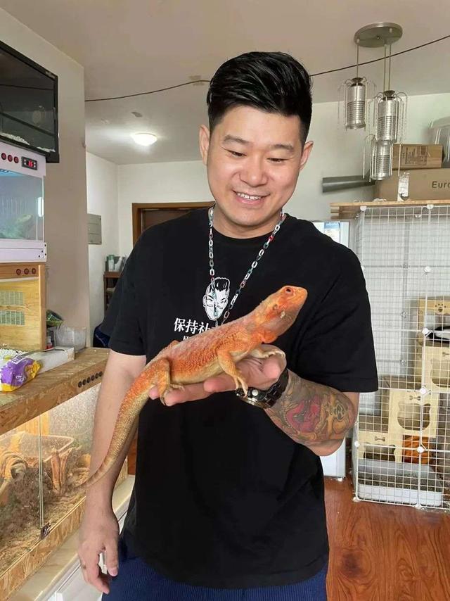 白色皮包脏了怎么清洗小妙招，真皮包脏了怎么清洗妙招（3年，我靠养蛇月入十万）