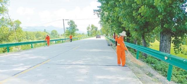路肩（路肩式挡土墙，养路工人正在进行清扫、平整路肩（路肩式挡土墙图片）