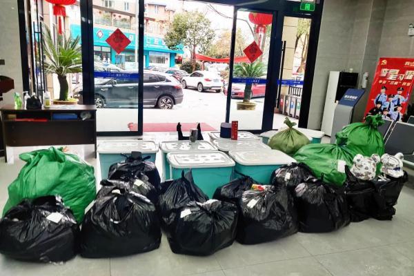 为什么电脑开机显示个英文字母J，电脑开机以后显示英文字母（女店员16个月内转走538万元）