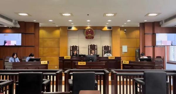 为什么电脑开机显示个英文字母J，电脑开机以后显示英文字母（女店员16个月内转走538万元）