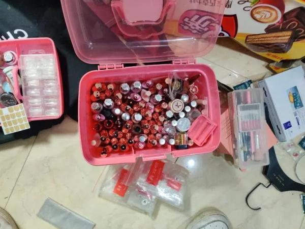 为什么电脑开机显示个英文字母J，电脑开机以后显示英文字母（女店员16个月内转走538万元）