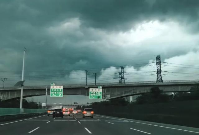 云加闪电是什么天气，天气预报一朵云加闪电（绿色天空、彩虹、闪电……郑州昨晚“魔幻”天象的成因找到了）