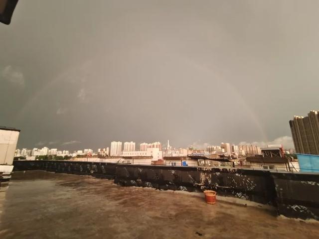 云加闪电是什么天气，天气预报一朵云加闪电（绿色天空、彩虹、闪电……郑州昨晚“魔幻”天象的成因找到了）