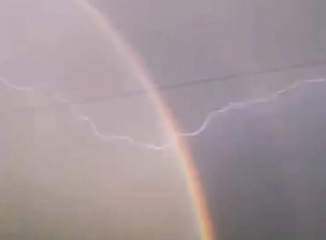 云加闪电是什么天气，天气预报一朵云加闪电（绿色天空、彩虹、闪电……郑州昨晚“魔幻”天象的成因找到了）