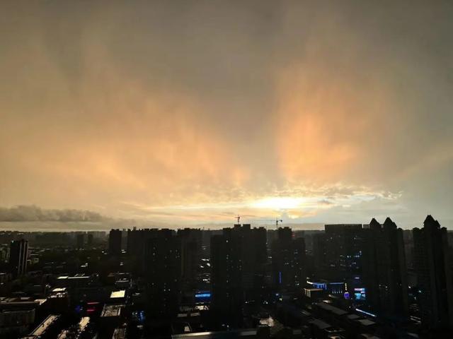 云加闪电是什么天气，天气预报一朵云加闪电（绿色天空、彩虹、闪电……郑州昨晚“魔幻”天象的成因找到了）