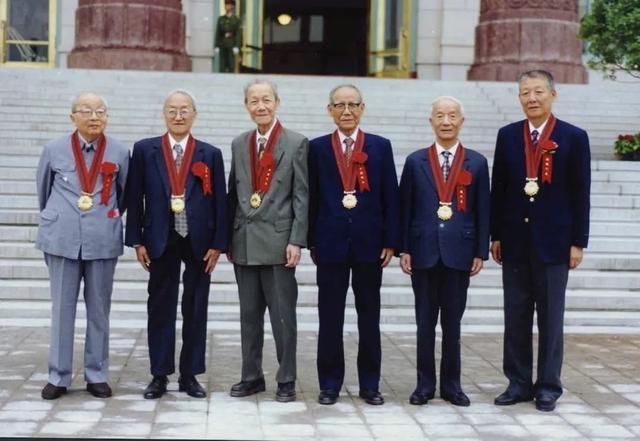 为国家做贡献的人，为国家做贡献的人物画（为中国造12种火箭的王希季101岁了）