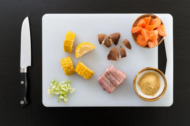 什么材质的菜板好，什么材质的砧板好（木质、竹制、塑料菜板...到底哪种材质好）