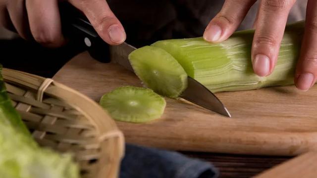 什么材质的菜板好，什么材质的砧板好（木质、竹制、塑料菜板...到底哪种材质好）
