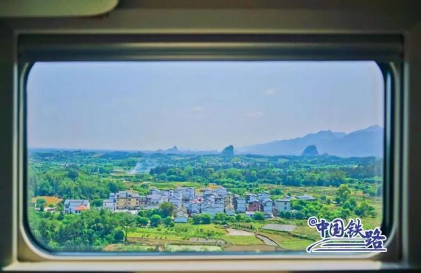 窗外风景  朋友圈背景，窗外风景独好下一句（坐火车穿越村落，窗景超治愈图片）