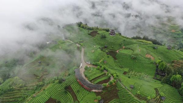 窗外风景  朋友圈背景，窗外风景独好下一句（坐火车穿越村落，窗景超治愈图片）