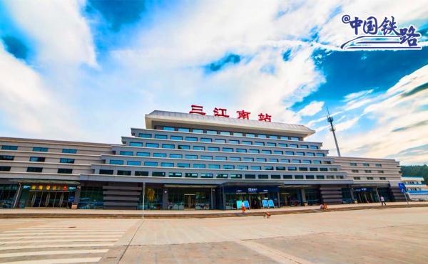 窗外风景  朋友圈背景，窗外风景独好下一句（坐火车穿越村落，窗景超治愈图片）