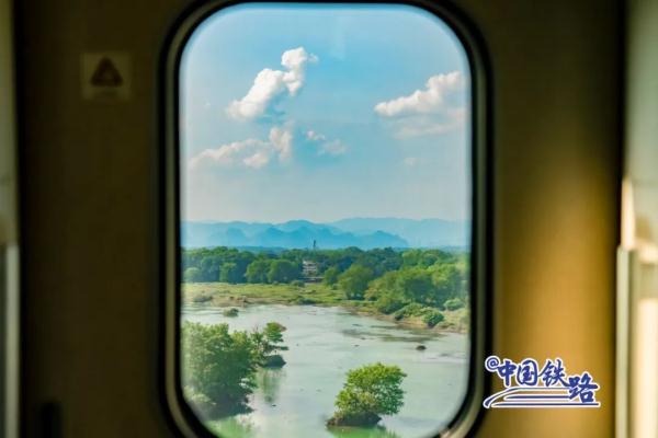 窗外风景  朋友圈背景，窗外风景独好下一句（坐火车穿越村落，窗景超治愈图片）