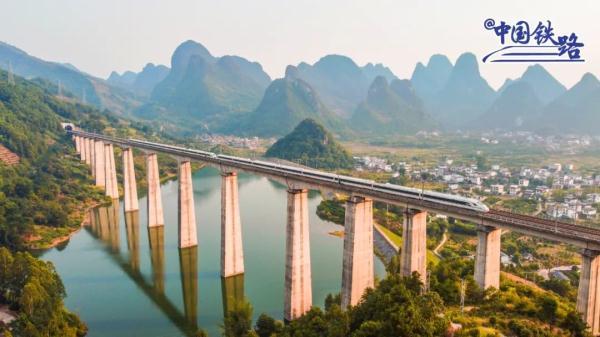 窗外风景  朋友圈背景，窗外风景独好下一句（坐火车穿越村落，窗景超治愈图片）