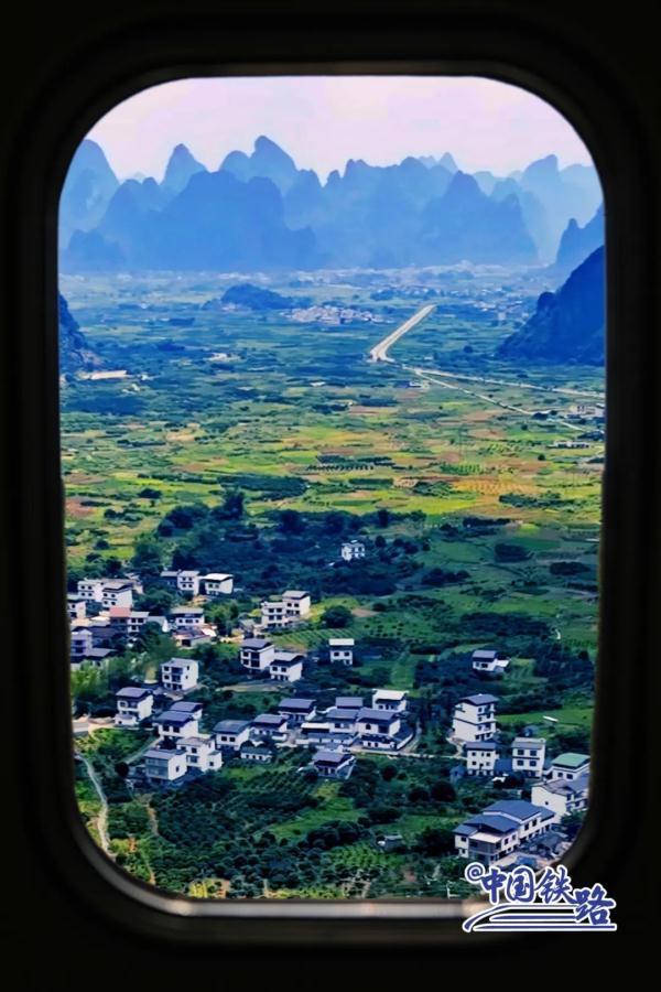 窗外风景  朋友圈背景，窗外风景独好下一句（坐火车穿越村落，窗景超治愈图片）