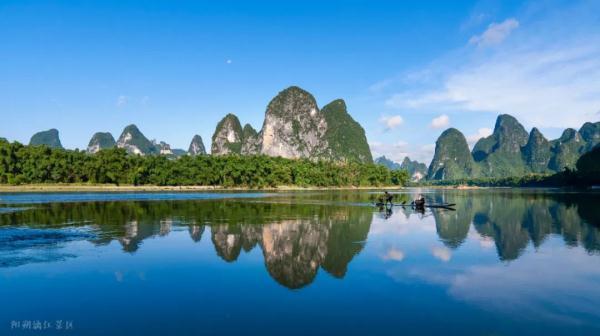 窗外风景  朋友圈背景，窗外风景独好下一句（坐火车穿越村落，窗景超治愈图片）