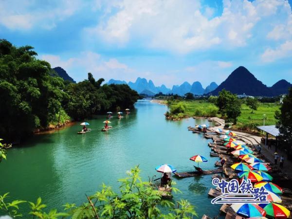 窗外风景  朋友圈背景，窗外风景独好下一句（坐火车穿越村落，窗景超治愈图片）