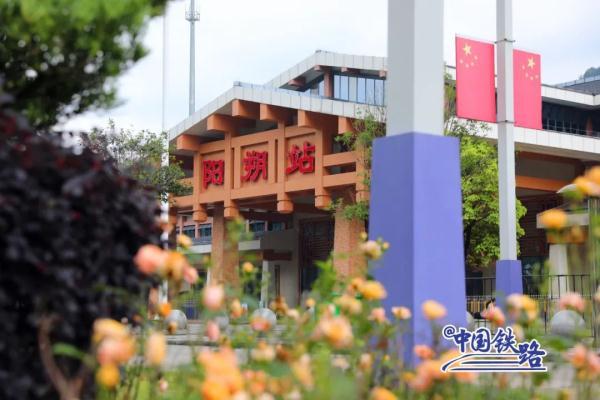 窗外风景  朋友圈背景，窗外风景独好下一句（坐火车穿越村落，窗景超治愈图片）