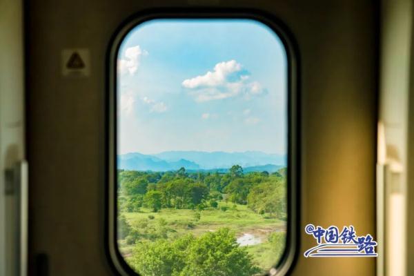 窗外风景  朋友圈背景，窗外风景独好下一句（坐火车穿越村落，窗景超治愈图片）