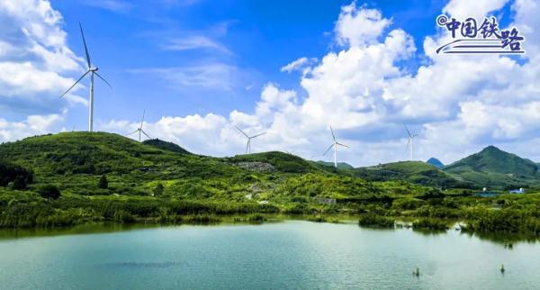 窗外风景  朋友圈背景，窗外风景独好下一句（坐火车穿越村落，窗景超治愈图片）