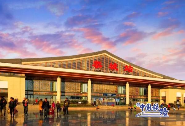 窗外风景  朋友圈背景，窗外风景独好下一句（坐火车穿越村落，窗景超治愈图片）