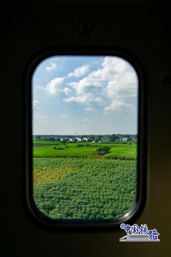 窗外风景  朋友圈背景，窗外风景独好下一句（坐火车穿越村落，窗景超治愈图片）