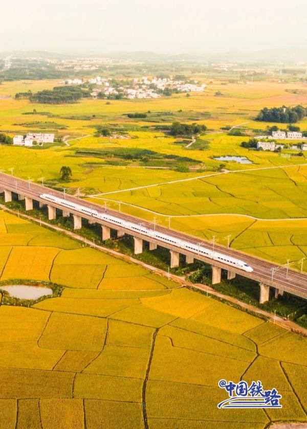 窗外风景  朋友圈背景，窗外风景独好下一句（坐火车穿越村落，窗景超治愈图片）