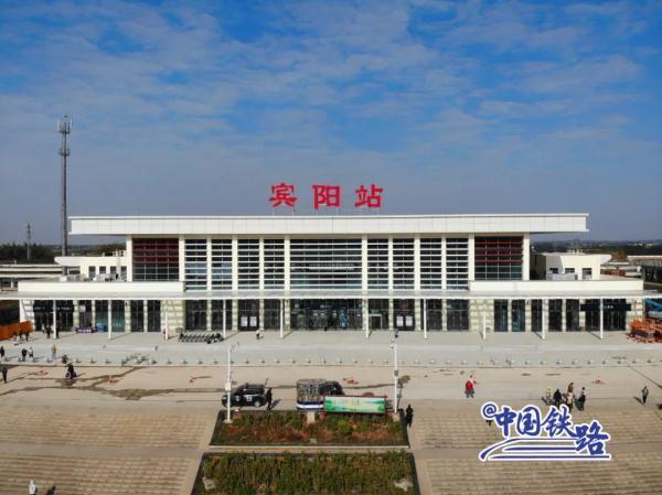 窗外风景  朋友圈背景，窗外风景独好下一句（坐火车穿越村落，窗景超治愈图片）