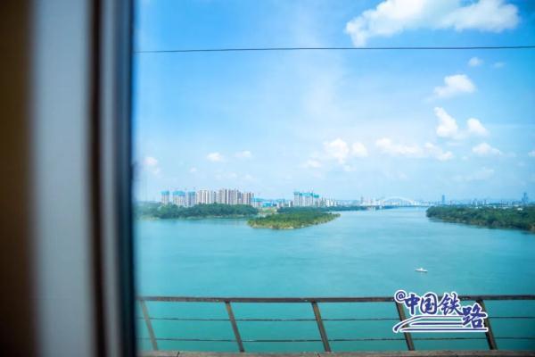 窗外风景  朋友圈背景，窗外风景独好下一句（坐火车穿越村落，窗景超治愈图片）