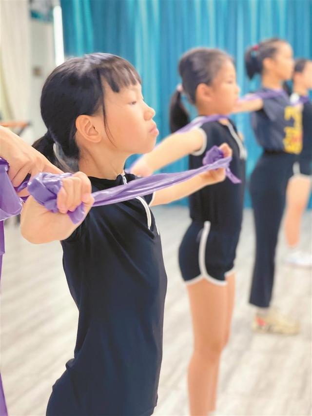 形体礼仪课是学什么啊，形体礼仪课适合多少年龄（孩子们通过训练纠正体态、提升自信心）