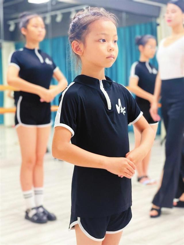 形体礼仪课是学什么啊，形体礼仪课适合多少年龄（孩子们通过训练纠正体态、提升自信心）