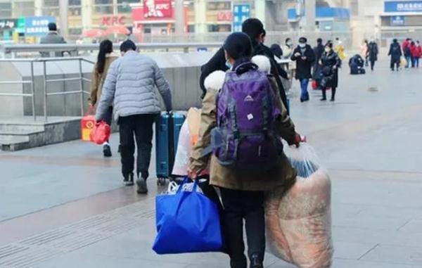 别让我看见老太太告三个儿子是哪集，别让我看见老奶奶告儿子是多少集（老人被行李箱绊倒后去世）